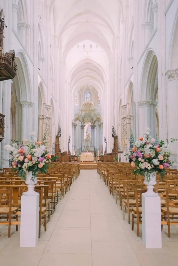 Composition florale intérieur église en Normandie